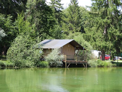 Luxuscamping - Parkplatz bei Unterkunft - Zeltlodges 5x5 m - Zelt Lodges Campingplatz Ammertal Zelt Lodges Campingplatz Ammertal