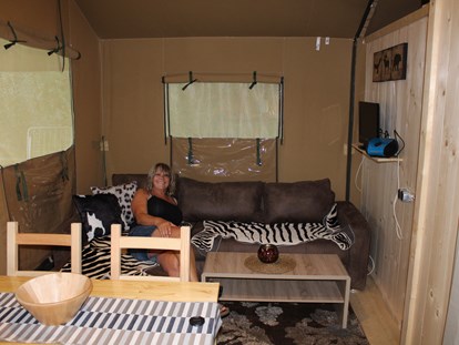 Luxury camping - Zeltlodges 5x5 m Wohnen mit Essecke - Zelt Lodges Campingplatz Ammertal Zelt Lodges Campingplatz Ammertal