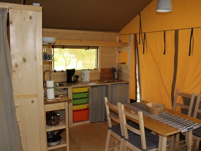Luxuscamping - Dusche - Zeltlodges 5x7 m Kochstelle mit Essplatz - Zelt Lodges Campingplatz Ammertal Zelt Lodges Campingplatz Ammertal