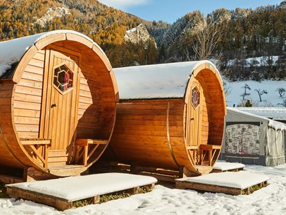 Luxuscamping - Sonnenliegen - Tirol - Unsere Wohnfässer sind auch im Winter bewohnbar. Beheizt mit Infrarotstrahlern. Gemütlich warm. - Camping Dreiländereck in Tirol Wohnfässer am Camping Dreiländereck in Tirol