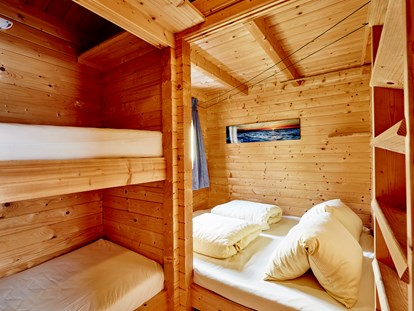 Luxuscamping - Grill - Schlafraum mit Doppelbett, 2 Einzelkabinen - Camping Dreiländereck in Tirol Blockhütte Tirol Camping Dreiländereck Tirol