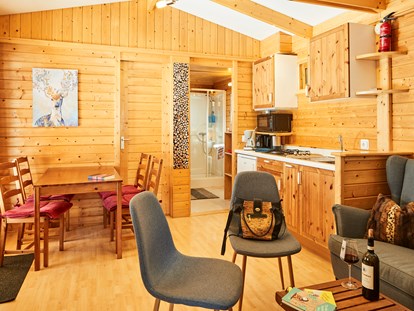 Luxuscamping - Preisniveau: günstig - Camping Dreiländereck in Tirol Kleine Blockhütte Camping Dreiländereck Tirol