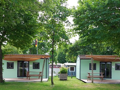 Luxuscamping - Kochutensilien - Ostfriesland - Unsere Woodlodges - Freizeitpark "Am Emsdeich" Family Woodlodge mit Seeblick auf dem Freizeitpark "Am Emsdeich"