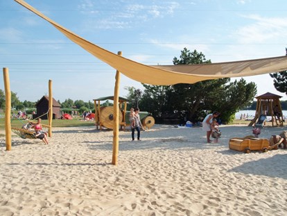 Luxuscamping - Westoverledingen - Kleinkinder Spielanlage - Freizeitpark "Am Emsdeich" Family Woodlodge mit Seeblick auf dem Freizeitpark "Am Emsdeich"