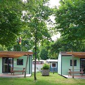 Luxuscamping: Unsere Woodlodges - Freizeitpark "Am Emsdeich": Family Woodlodge mit Seeblick auf dem Freizeitpark "Am Emsdeich"