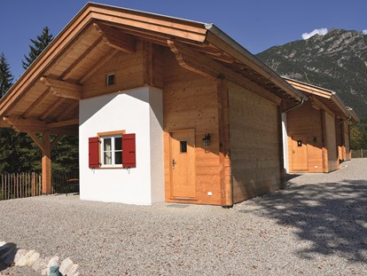 Luxuscamping - Kühlschrank - Berghütte Außenansicht - Camping Resort Zugspitze Berghütten Komfort im Camping Resort Zugspitze