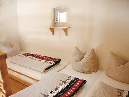 Luxuscamping - Dusche - Schlafbereich auf der Galerie - Camping Resort Zugspitze Berghütten Komfort im Camping Resort Zugspitze
