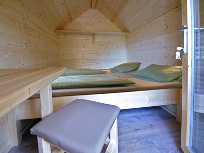 Luxury camping - Preisniveau: günstig - Innenansicht, Baumhäuser in ca. 1m Höhe mit Doppelbett - Schwarzwälder Hof Baumhütten / Schwarzwälder Hof