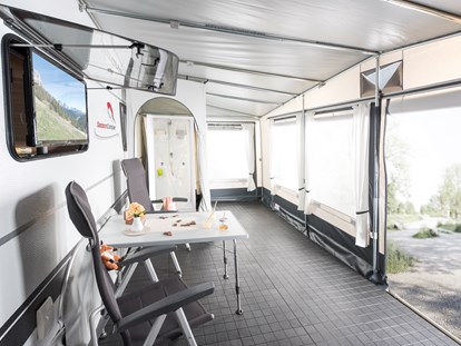 Luxuscamping - Parkplatz bei Unterkunft - Gelting - Beheiztes Vorzelt mit Dusche - Mobilheime direkt an der Ostsee Glamping Caravan