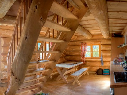 Luxuscamping - Art der Unterkunft: Hütte/POD - Bas Rhin - Naturstammhaus Küche - Schwarzwälder Hof Naturstammhaus auf Schwarzwälder Hof