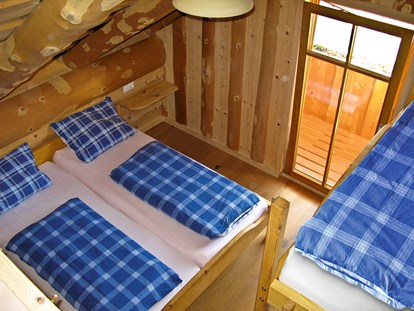 Luxuscamping - Dusche - Schwarzwald - Schlafraum mit Doppelbett und Etagenbett - Schwarzwälder Hof Naturstammhaus auf Schwarzwälder Hof