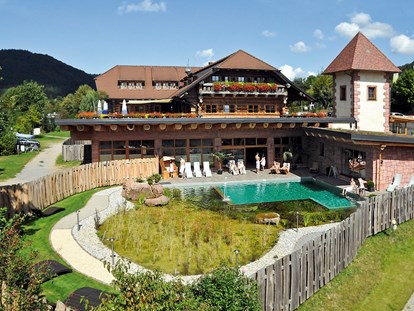 Luxuscamping - Sonnenliegen - Deutschland - Saunabereich außen mit Naturbadeteich - Schwarzwälder Hof Naturstammhaus auf Schwarzwälder Hof