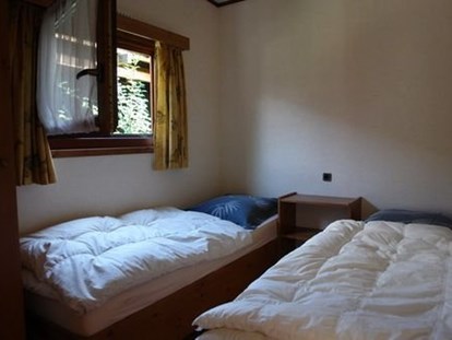 Luxuscamping - Gartenmöbel - Wallis - Getrennte Zimmer  - Camping Swiss-Plage Chalet am Camping Swiss-Plage