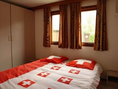 Luxuscamping - Preisniveau: gehoben - Schweiz - Bequemes Doppelbett - Camping Swiss-Plage Chalet am Camping Swiss-Plage