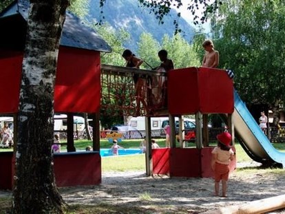Luxuscamping - Terrasse - Salgesch Salgesch - Der Camping Swiss-Plage bietet Möglichkeiten für jeden in jeder Altersklasse. Am Campingplatz selber können Sie:
 
Schwimmen und Baden im kleinen See oder im Kinderplanschbecken, wandern, Rad fahren, Nordic-walken oder einfach spielen. Wir bieten folgendes an: Volleyball, Boccia, Billard, Tischtennis. Und für die kleinen Gäste haben wir einen grossen Spielplatz. - Camping Swiss-Plage PODs am Camping Swiss-Plage