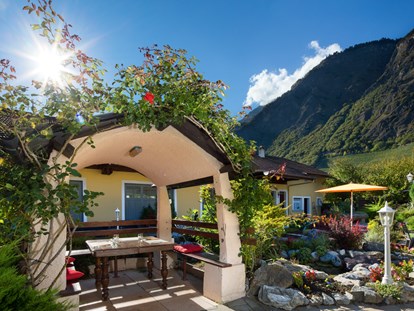 Luxuscamping - getrennte Schlafbereiche - Schweiz - Terasse vom Restaurant - Camping de la Sarvaz Klassische Mietchalets am Camping de la Sarvaz