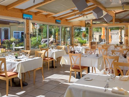 Luxuscamping - Terrasse - Saillon - Restaurant - Camping de la Sarvaz Klassische Mietchalets am Camping de la Sarvaz