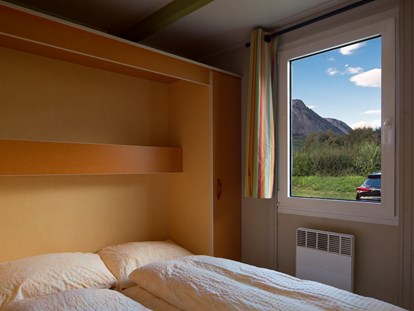 Luxuscamping - getrennte Schlafbereiche - Wallis - Zimmer im ein Residence Chalet - Camping de la Sarvaz Klassische Mietchalets am Camping de la Sarvaz