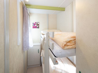 Luxuscamping - Bad und WC getrennt - Schweiz - Kinderzimmer Hütte/bungalow - Camping de la Sarvaz Klassische Mietchalets am Camping de la Sarvaz