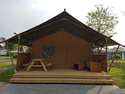 Luxuscamping - Kühlschrank - Ostfriesland - Unsere Zeltlodge - Freizeitpark "Am Emsdeich" Safari Zeltlodge mit exklusiver Ausstattung