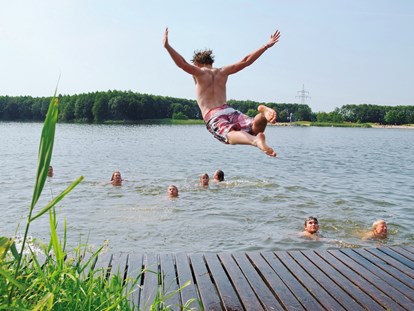 Luxuscamping - Preisniveau: moderat - Niedersachsen - Schwimmen im See - Freizeitpark "Am Emsdeich" Safari Zeltlodge mit exklusiver Ausstattung