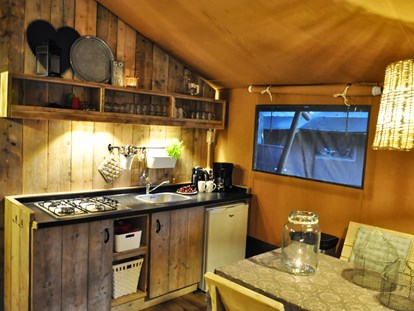 Luxuscamping - Kühlschrank - Emsland, Mittelweser ... - Küche mit Geschirr für 5 Personen - Freizeitpark "Am Emsdeich" Safari Zeltlodge mit exklusiver Ausstattung