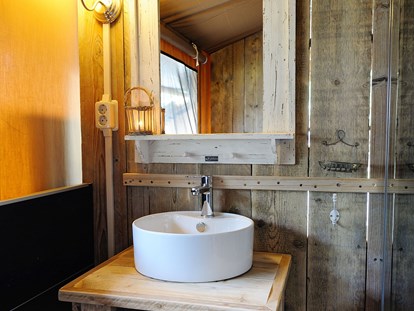 Luxuscamping - getrennte Schlafbereiche - Ostfriesland - Badezimmer mit WC und Dusche - Freizeitpark "Am Emsdeich" Safari Zeltlodge mit exklusiver Ausstattung