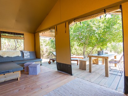 Luxuscamping - Preisniveau: exklusiv - Dalmatien - Safari-zelt deluxe (6 personen) Wohnzimmer und Terrasse - Boutique camping Nono Ban Boutique camping Nono Ban
