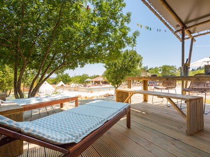 Luxuscamping - WC - Gornji Humac - Safari-zelt deluxe (6 personen) Terrasse mit pool-view - Boutique camping Nono Ban Boutique camping Nono Ban