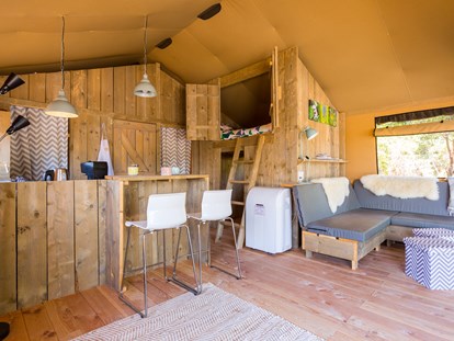 Luxuscamping - getrennte Schlafbereiche - Split - Dubrovnik - Safari-zelt deluxe (6 personen) Kuchen-ecke  - Boutique camping Nono Ban Boutique camping Nono Ban