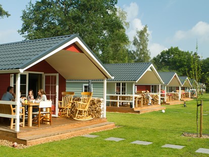 Luxuscamping - Preisniveau: gehoben - Overijssel - Terrasse - Camping De Kleine Wolf Lodges 6 Personen auf  Camping De Kleine Wolf
