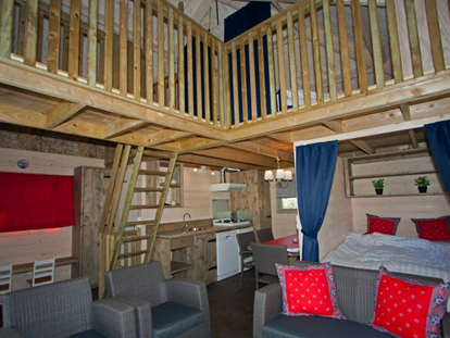 Luxuscamping - Art der Unterkunft: spezielle Unterkunft - Ommen/Stegeren - - Oben befinden sich zwei Doppelbetten - Camping De Kleine Wolf Ferienhütte Hooiberg auf Camping De Kleine Wolf
