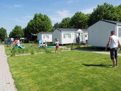 Luxuscamping - getrennte Schlafbereiche - Westflandern - Camping Klein Strand Chalets für 4 Personen auf Camping Klein Strand
