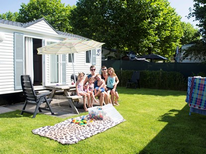 Luxuscamping - Gartenmöbel - Belgien - Camping Klein Strand Chalets für 6 Personen auf Camping Klein Strand