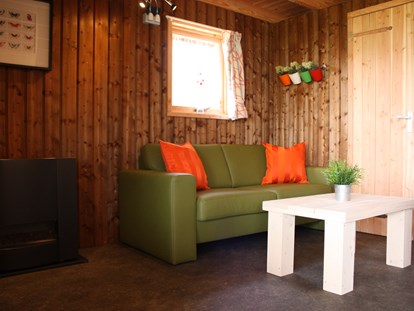 Luxuscamping - Gartenmöbel - Nord Overijssel - Wohnraum - Camping De Kleine Wolf Klaverlodge auf Camping De Kleine Wolf