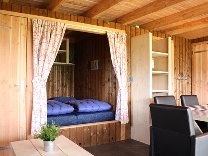Luxuscamping - getrennte Schlafbereiche - Twente - Bettnische - Camping De Kleine Wolf Klaverlodge auf Camping De Kleine Wolf