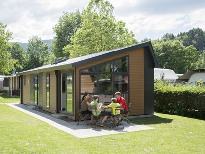 Luxuscamping - Parkplatz bei Unterkunft - Deutschland - Außenansicht mit Terrasse - Kirchzarten / Schwarzwald hochwertige Mobilheime in Kirchzarten / Schwarzwald