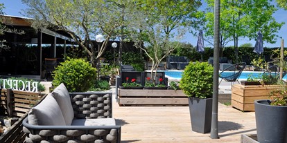 Luxuscamping - TV - Rovinj - Open air relax pool area - B&B Suite Mobileheime für 2 Personen mit eigenem Garten B&B Suite Mobileheime für 2 Personen mit eigenem Garten