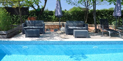 Luxuscamping - Sonnenliegen - Rovinj - Open air relax pool area - B&B Suite Mobileheime für 2 Personen mit eigenem Garten B&B Suite Mobileheime für 2 Personen mit eigenem Garten