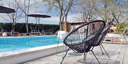 Luxuscamping - Preisniveau: exklusiv - Rovinj - Open air relax pool area - B&B Suite Mobileheime für 2 Personen mit eigenem Garten B&B Suite Mobileheime für 2 Personen mit eigenem Garten