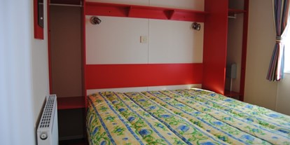 Luxuscamping - Kaffeemaschine - Heiderscheid - Großes Schlafzimmer mit einem gemütlichen Doppelbett - Camping Fuussekaul Luxus Mobilheime Normandy für 8 Personen auf Camping Fuussekaul