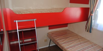 Luxuscamping - Dusche - Heiderscheid - 2 kleine Schlafzimmer mit jeweils 2 Einzelbetten (als schräg gestelltes Hochbett) - Camping Fuussekaul Luxus Mobilheime Normandy für 8 Personen auf Camping Fuussekaul
