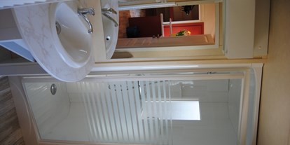 Luxuscamping - WC - Luxemburg - Moderne badkamer - Camping Fuussekaul Luxus Mobilheime Foxhouse für 6 Personen auf Camping Fuussekaul