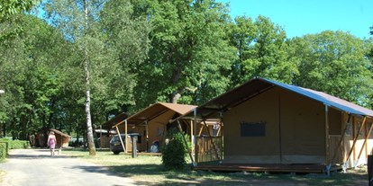 Luxuscamping - Parkplatz bei Unterkunft - Ardennen / Diekirch - Camping Fuussekaul Gemütlich eingerichtete Safarizelte auf Camping Fuussekaul