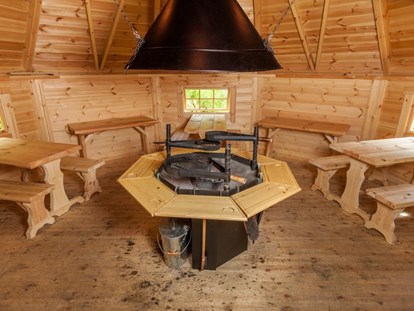 Luxuscamping - Gartenmöbel - Goldingen - Innenansicht Grillkota - Camping Atzmännig PODhouse - Holziglu gross auf Camping Atzmännig