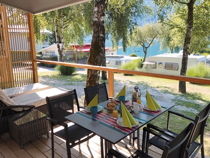 Luxuscamping - getrennte Schlafbereiche - Faaker-/Ossiachersee - Terrasse SeeLodge - Seecamping Hoffmann Seecamping Hoffmann - SeeLodges