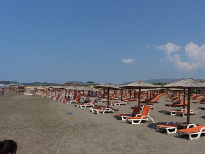 Luxuscamping - Sonnenliegen - Montenegro - Camping Safari Beach - Gebetsroither Luxusmobilheim von Gebetsroither am Camping Safari Beach