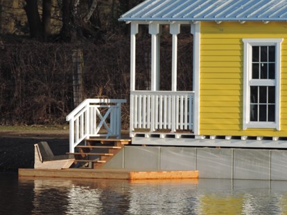 Luxuscamping - Gartenmöbel - Hamminkeln Dingden - "Am Schilf" - Dingdener Heide Seehaus direkt am See mit eigener Seeterrasse