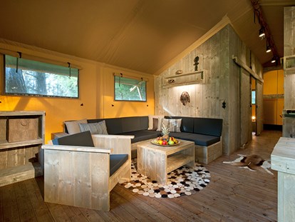 Luxuscamping - getrennte Schlafbereiche - Tirol - Wohnbereich Safari-Lodge-Zelt "Hippo" - Nature Resort Natterer See Safari-Lodge-Zelt "Hippo" am Nature Resort Natterer See