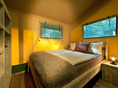 Luxuscamping - Kochutensilien - Region Innsbruck - Schlafzimmer Safari-Lodge-Zelt "Hippo" - Nature Resort Natterer See Safari-Lodge-Zelt "Hippo" am Nature Resort Natterer See